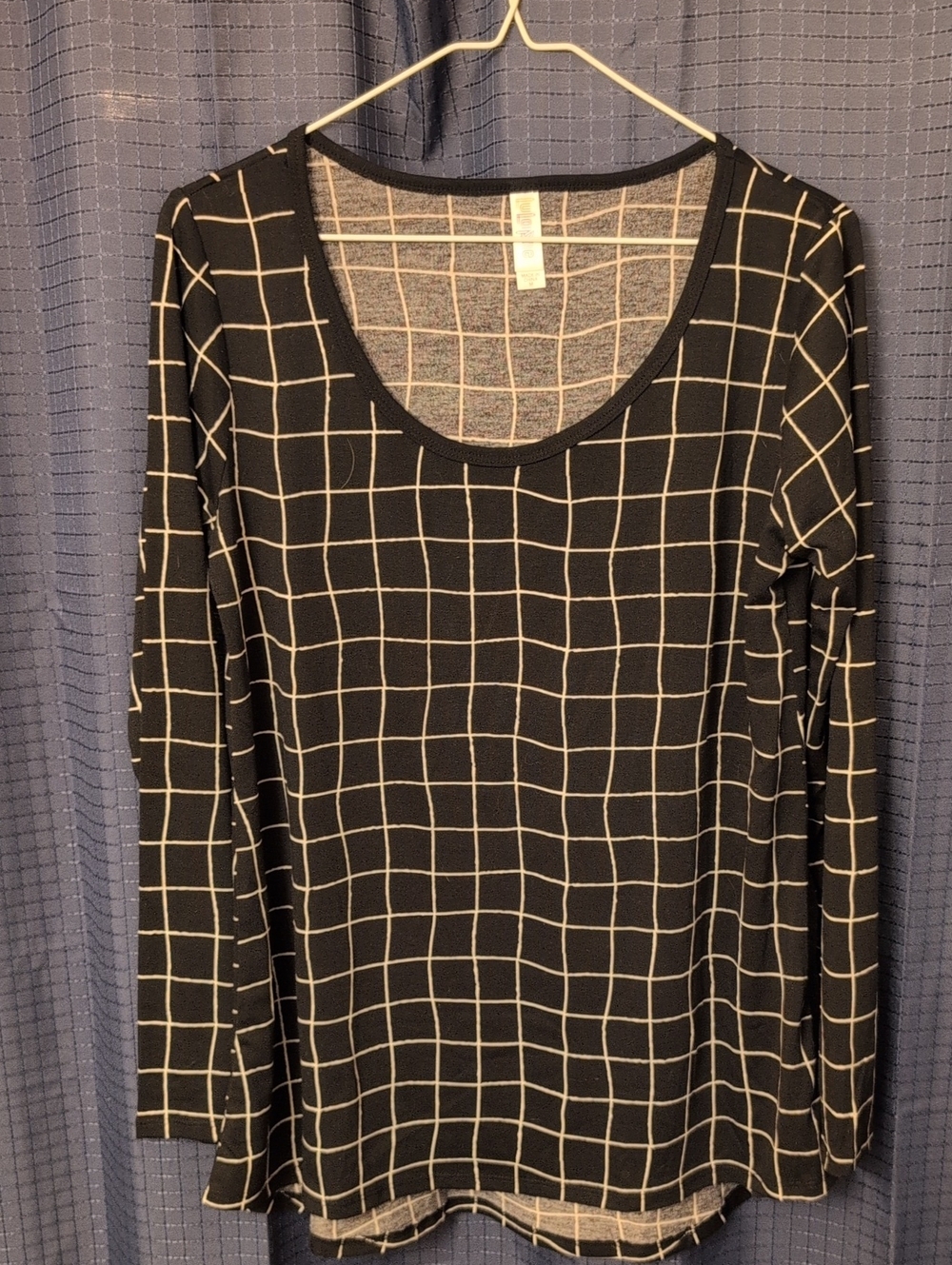NWOT LuLaRoe Lynnae shirt medium